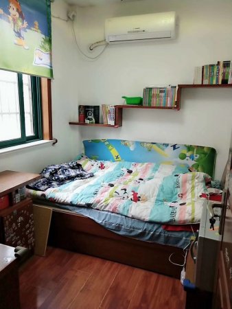 精装3房，南北通透，设施齐，保养好，满2年，有个税，诚心出售！
锡沪西路与锡澄路交汇处，靠近火车站北广场，中央汽车站，三院，梨庄实验小学，华美达梨庄大酒店等。次新小区，环境好。