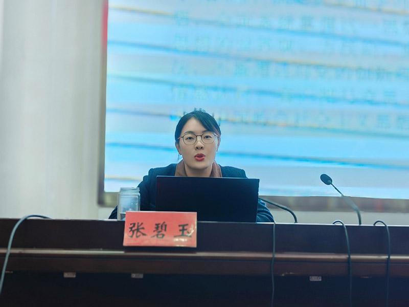 培训班邀请了市委党校高级讲师仇丽萍和张碧玉两位老师，分别以《坚持“两个结合”，不断推进马克思主义中国化时代化》、《坚持不懈用习近平新时代中国特色社会主义思想凝心铸魂》为主题作专题辅导。
