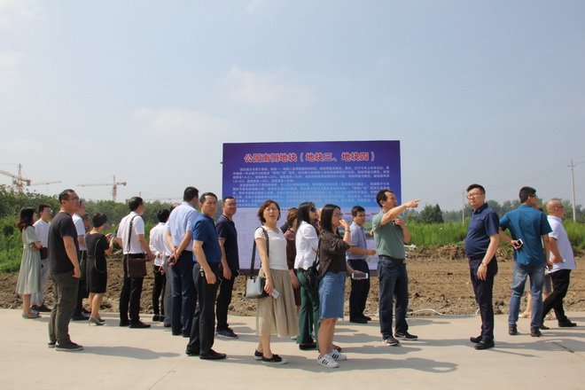  冯惠祥局长详细介绍了我市城市总体建设规划和市区房地产形势走向、土地市场和本次土地招商地块情况。此次我市推介土地16块，总计1975亩，冯局长重点推介了公园南侧、原长途车站周边及宇航奶业、船配厂等3大地块，引起了各房地产企业的兴趣。在现场观摩时，各企业认真询问周边基础配套、建设情况等。