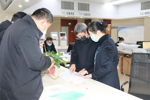       3月10日上午，局党委书记、局长冯惠祥到市政务服务中心不动产登记窗口，全过程沉浸式体验不动产登记办理流程，“零距离”服务群众。
      体验中，冯惠祥局长热情接待了来窗口办事的群众，并与窗口工作同志一起，共同对权籍调查、受理审核、缮证发证等流程的申请材料、注意事项进行了审核办理，询问了部分群众对窗口工作的意见和建议。当天冯局长共服务办理了2份商品房转移登记和1份不动产抵押登记手续。
     体验结束后，冯局长召集不动产登记中心相关负责人、部分工作人员及系统建设工程师，听取不动产登记外网申请系统的建设情况，并结合疫情防控实际对不动产登记网上办、掌上办提出了具体要求。他指出，窗口服务要坚持便民、高效的工作原则，不断提升服务意识，进一步完善现有网上、掌上办事流程，提高办事效率，全力做好“不见面审批”工作，切实方便广大群众。