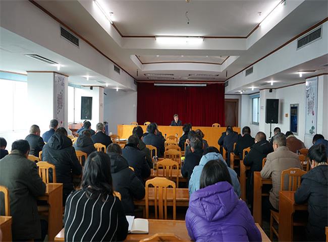     12月30日上午，我局召开系统人员会议，迅速传达贯彻市委十四届八次全会精神，局领导班子、机关全体人员、部分直属单位人员、各国土所（分局）主要负责人约120人参加会议。