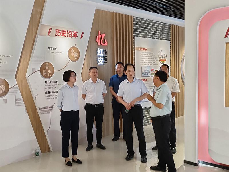       9月8日下午，盐城市自然资源和规划局党委委员、副局长汤中文一行到安丰开展“两在两同”建新功走基层调研活动。市自然资源和规划局党委委员、副局长、主任科员王兴华陪同调研。安丰镇党委书记韩波、镇长贲晓挺、镇党委副书记杨小卫参加活动。

　　汤中文一行实地调研了安丰精密制造产业园和红安新型农村社区，详细了解产业园和社区的规划、建设、运行情况。在随后的座谈中，安丰镇领导就生态管控区划定和办理土地手续、保障项目用地等方面的需求提出建议。汤中文副局长认真记录相关问题，并表示将立即落实东台局相关条线责任，提高保障效率，全力服务满足基层发展的合理需求。

　　汤中文要求，东台局要按照“两在两同”建新功行动方案要求，细化责任分工和推进举措，在重点工作上下功夫，在难点工作上求突破，要主动深入基层、深入一线，发现工作的不足点和群众需求点，找准保护资源、保障发展结合点。安丰自然资源所要继续擦亮全省优秀基层所的招牌，以党员先锋岗为引领，在服务地方经济、社会发展上主动作为，全力保障项目用地、民生基础设施用地；在农房一体发证、造林绿化、村庄优化布局等方面出实招，积极在服务地方发展和增强群众幸福感上建新功。