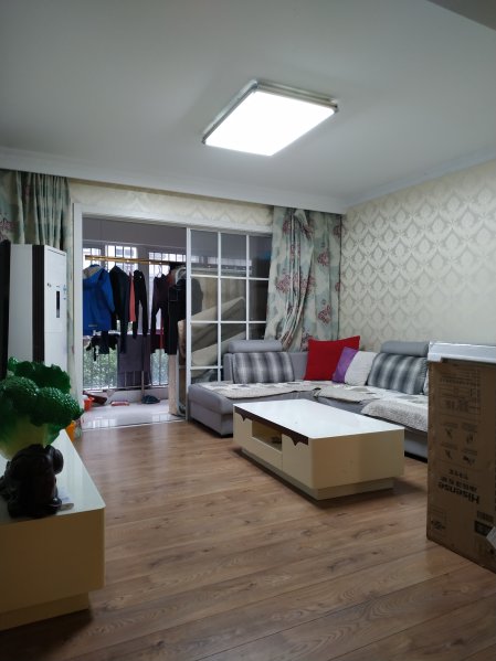 五洲国际装饰城602/9F  36平米  酒店式单身公寓  商业用房、可注册公司办营业执照、全装修、有空调、淋浴、电视机、床、衣柜、冰箱、洗衣机等设施齐，拎包入住   

惠山区盛岸西路668号，附近有五洲食品城，小商品市场，建筑装潢材料市场等，靠近洛城，麦德龙超市

公交有102、85、115、609、138、56、70路等
