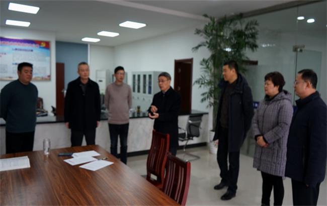 慰问中，冯惠祥局长与窗口职工亲切交谈，充分肯定了窗口工作人员一年来取得的成绩，关心询问大家的工作生活情况，并倾听了部分正在办理业务群众的诉求，征询他们对窗口服务的意见建议。