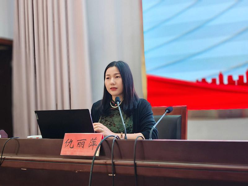 培训班邀请了市委党校高级讲师仇丽萍和张碧玉两位老师，分别以《坚持“两个结合”，不断推进马克思主义中国化时代化》、《坚持不懈用习近平新时代中国特色社会主义思想凝心铸魂》为主题作专题辅导。