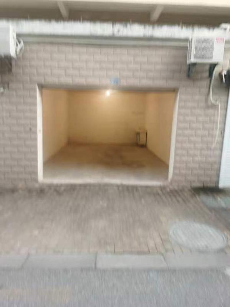 金阳东方新城小区大门旁，有紧靠高铁站的汽车库出售，30平方，独立的产权证，水电齐全，除了停车，还可作为仓库，也可作为商铺经营办公用，或者居住，包过户21.8万元，联系电话15962093366。